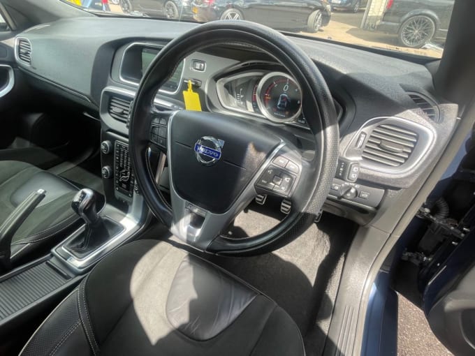 2025 Volvo V40