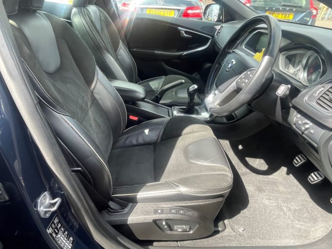 2025 Volvo V40