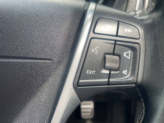 2025 Volvo V40