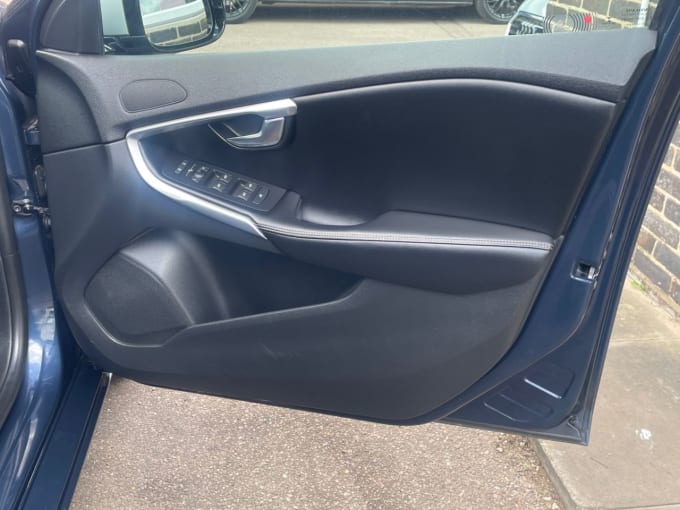 2025 Volvo V40