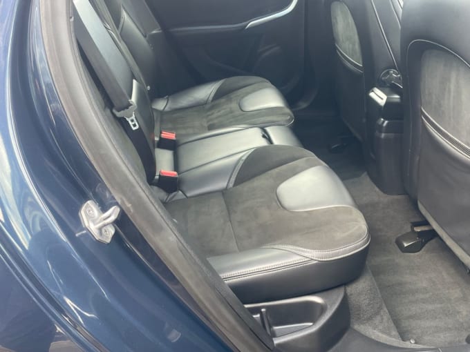 2025 Volvo V40