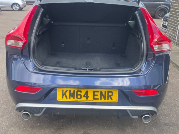2025 Volvo V40