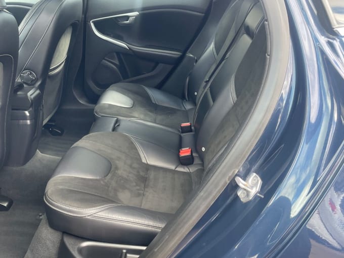2025 Volvo V40