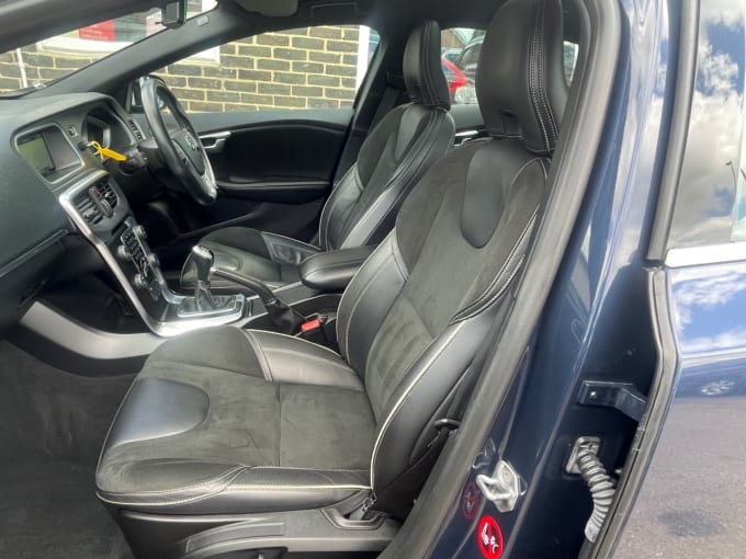 2025 Volvo V40
