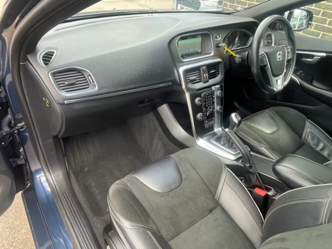 2025 Volvo V40