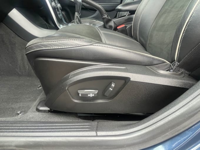 2025 Volvo V40
