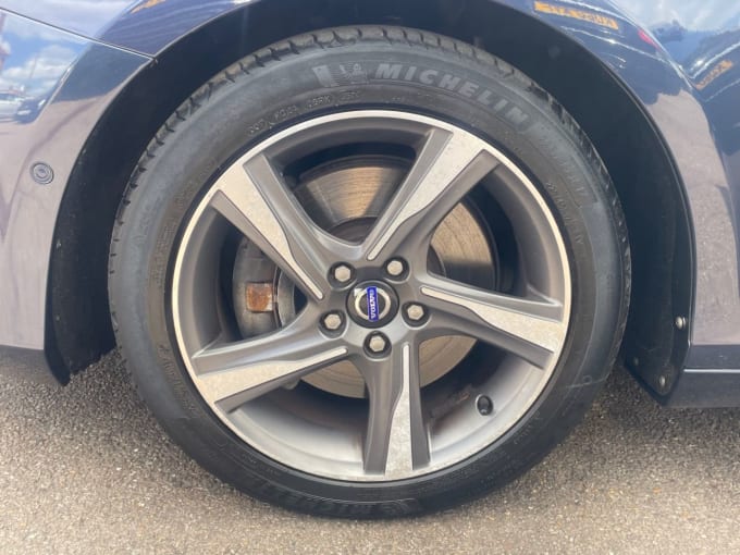 2025 Volvo V40