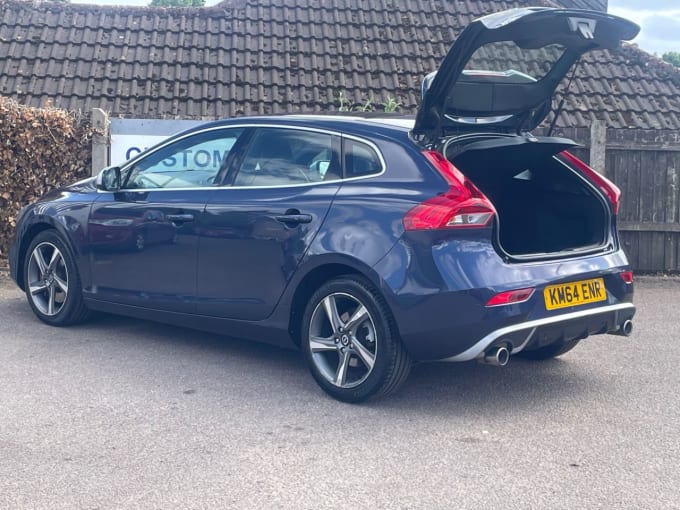 2025 Volvo V40