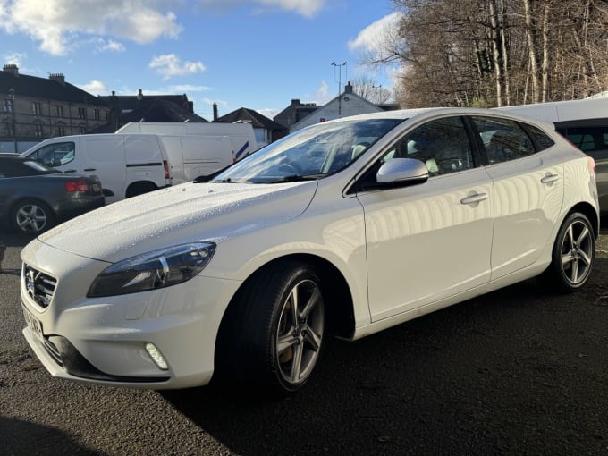 2025 Volvo V40