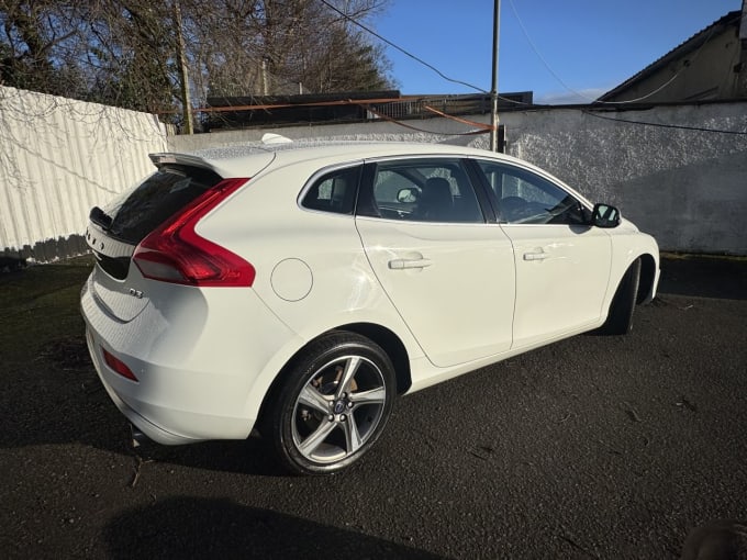 2025 Volvo V40