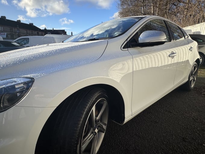 2025 Volvo V40