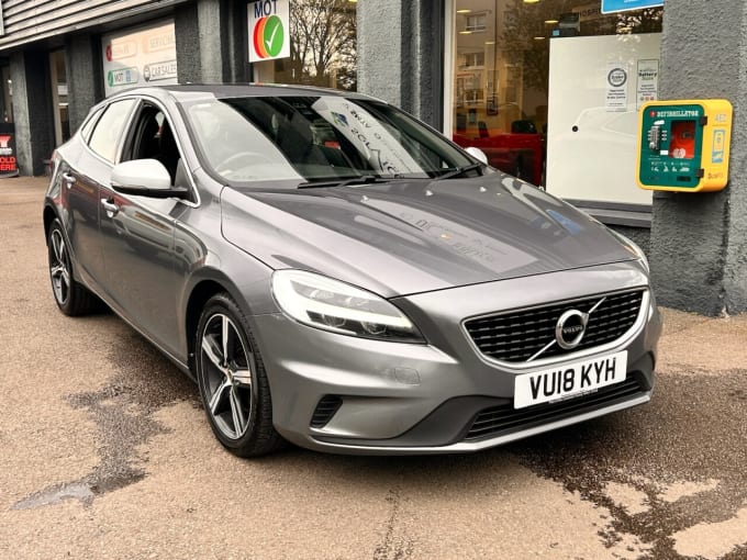 2025 Volvo V40