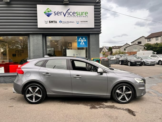 2025 Volvo V40