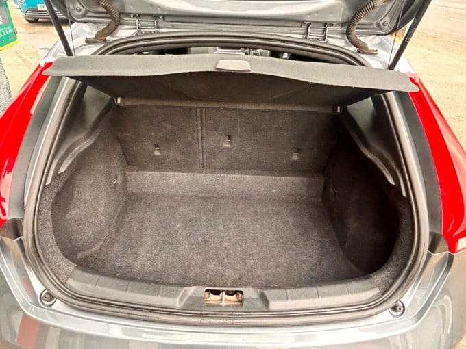 2025 Volvo V40