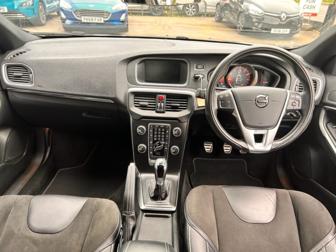 2025 Volvo V40