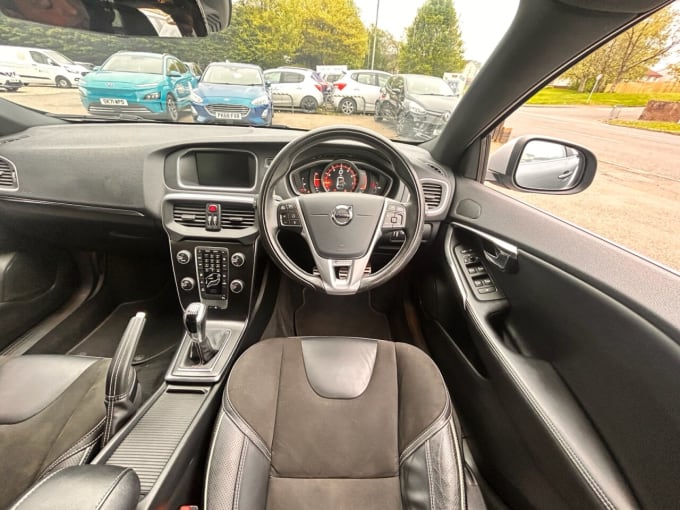 2025 Volvo V40