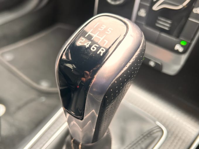 2025 Volvo V40