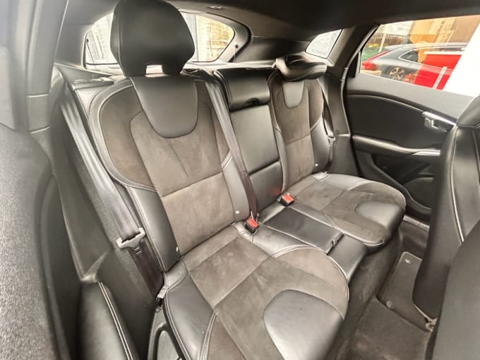 2025 Volvo V40