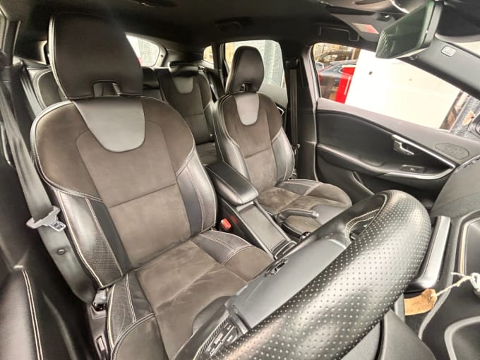 2025 Volvo V40