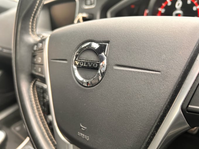 2025 Volvo V40