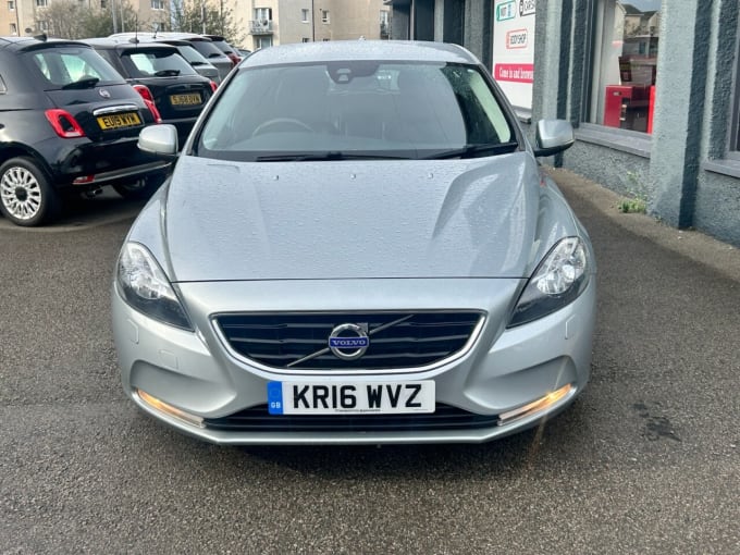 2025 Volvo V40