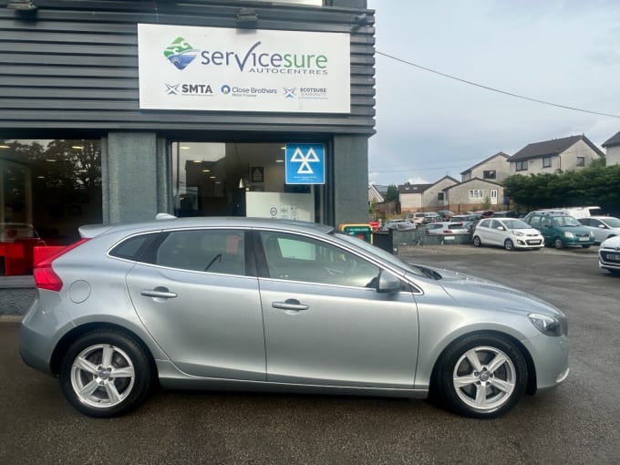 2025 Volvo V40