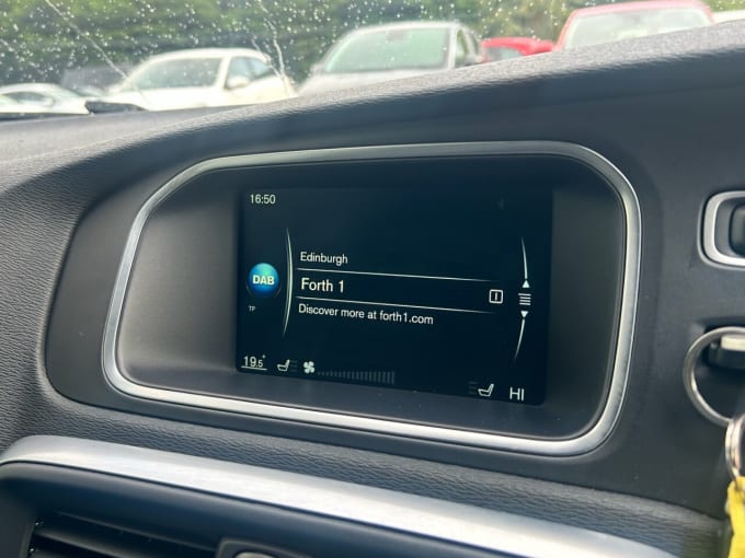 2025 Volvo V40