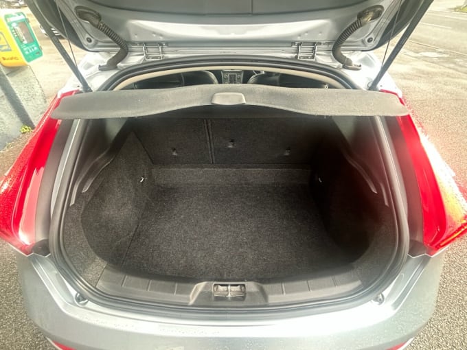 2025 Volvo V40