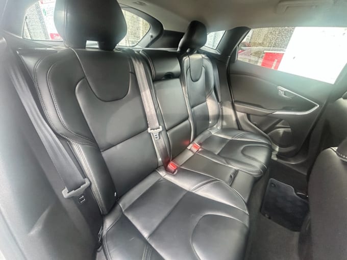 2025 Volvo V40