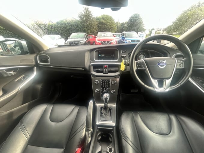 2025 Volvo V40