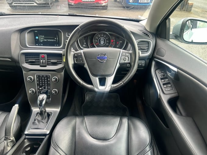 2025 Volvo V40