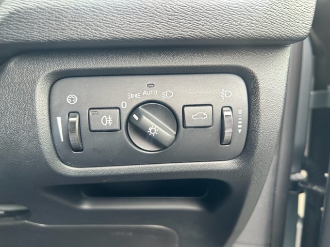 2025 Volvo V40