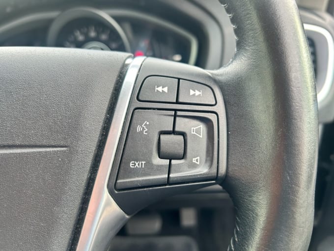 2025 Volvo V40