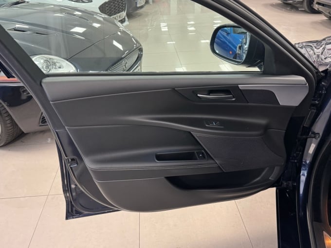 2025 Jaguar Xe