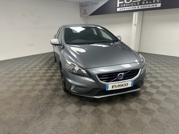 2025 Volvo V40