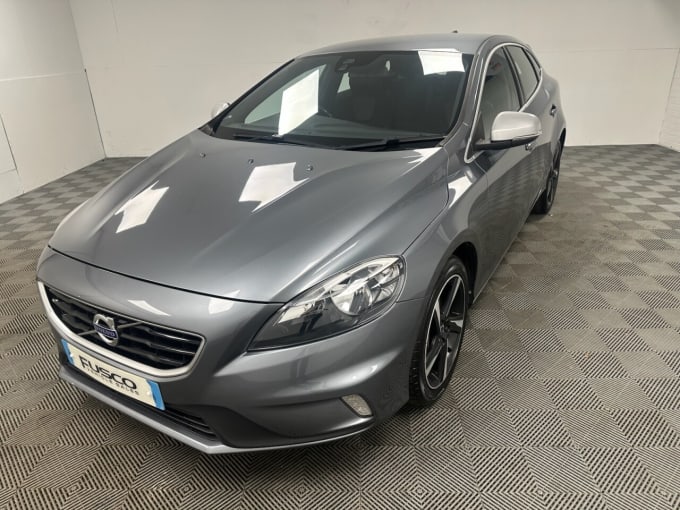2025 Volvo V40