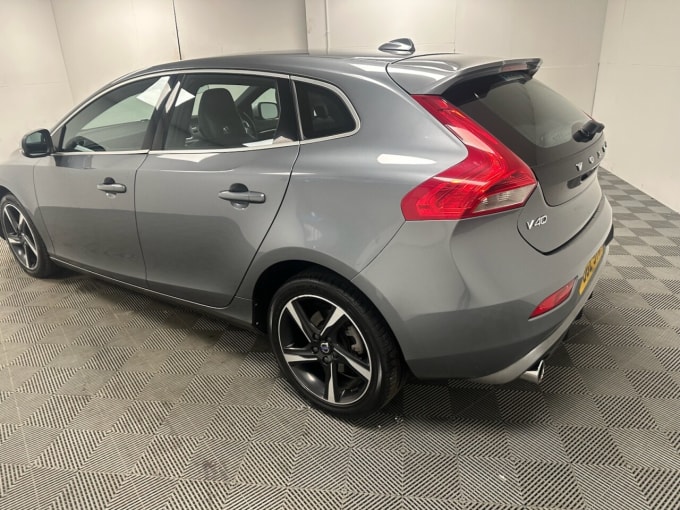 2025 Volvo V40