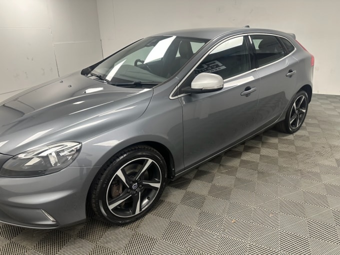 2025 Volvo V40