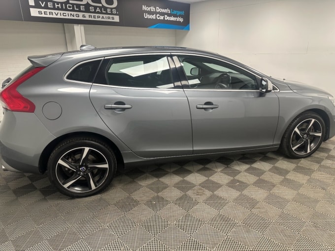 2025 Volvo V40