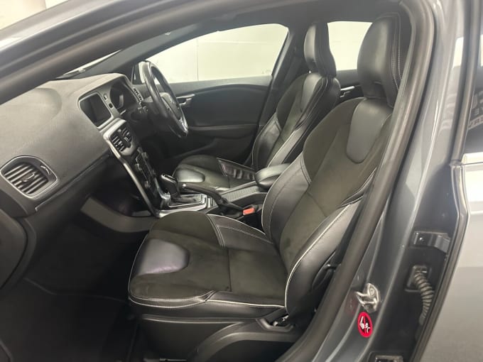 2025 Volvo V40