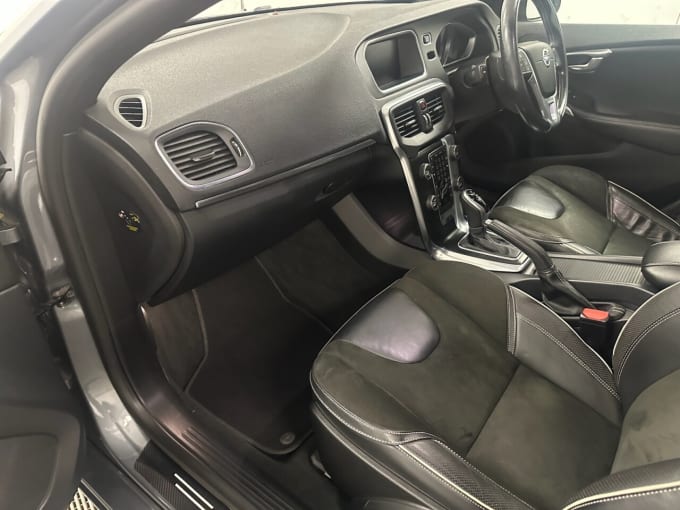 2025 Volvo V40