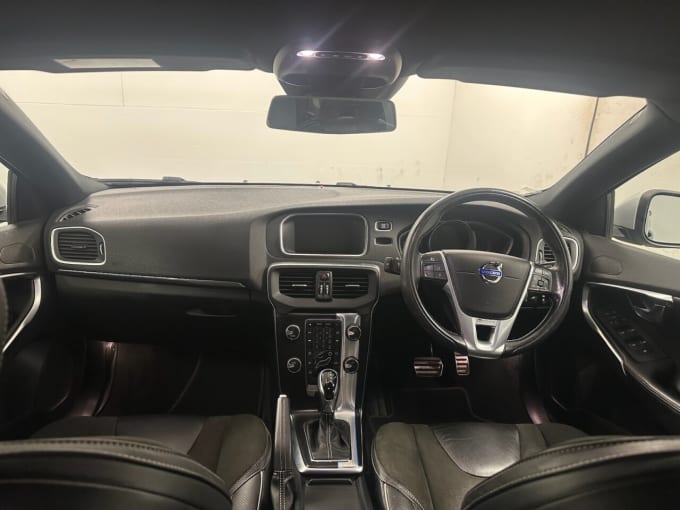 2025 Volvo V40