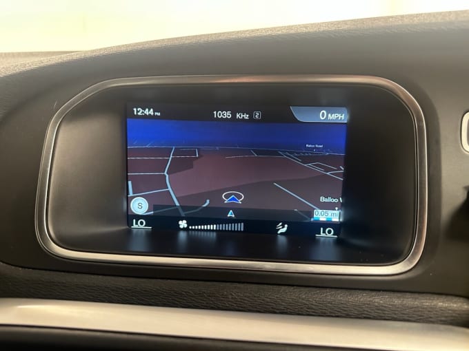 2025 Volvo V40