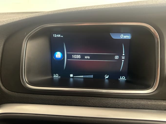 2025 Volvo V40