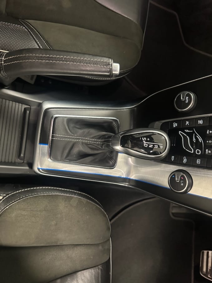 2025 Volvo V40