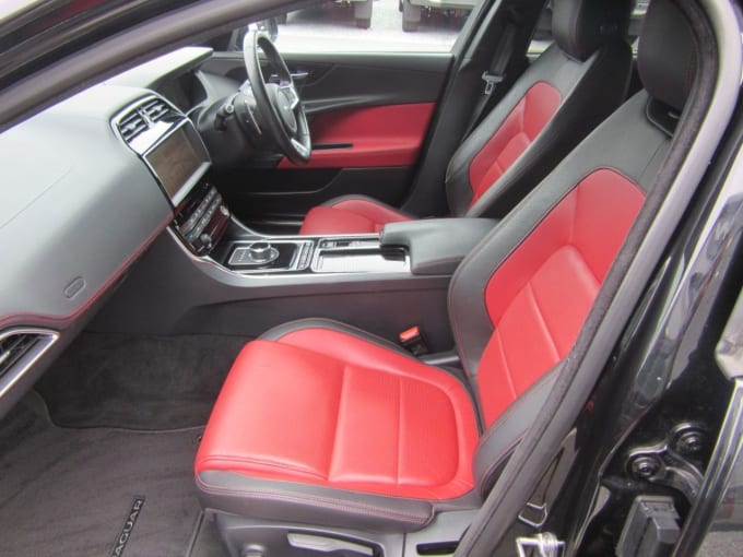 2025 Jaguar Xe