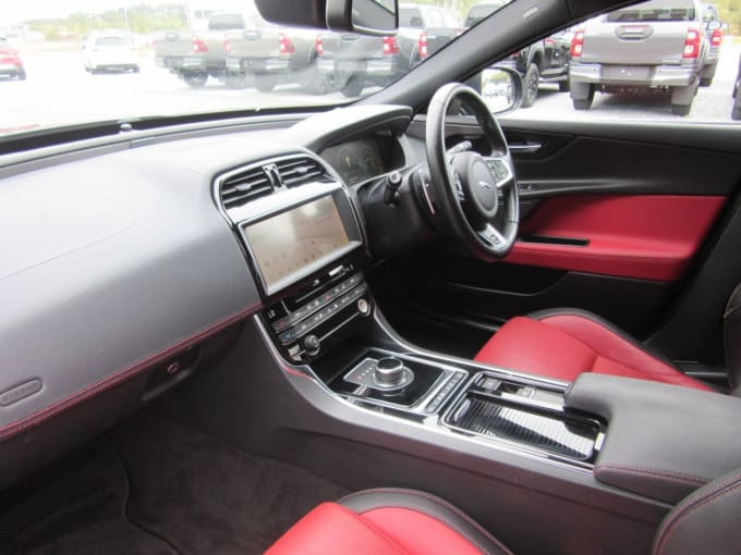 2025 Jaguar Xe