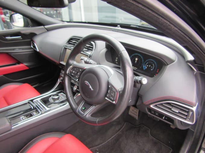 2025 Jaguar Xe