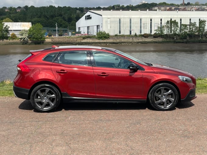 2025 Volvo V40 Cross Country