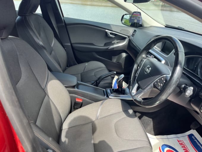 2025 Volvo V40 Cross Country